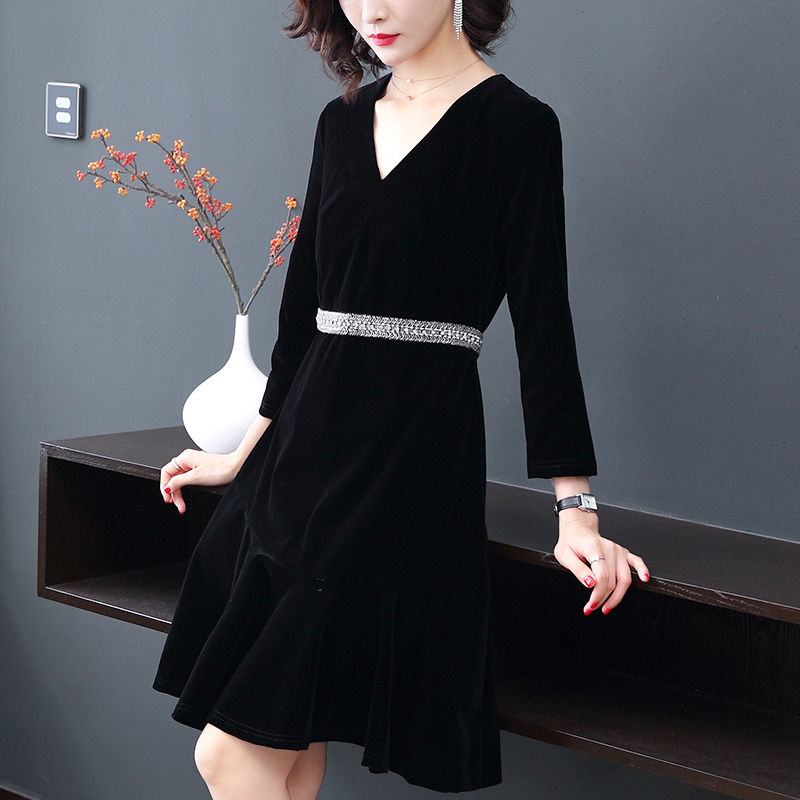 姑娘太美了!身着秋季气质A字裙，显瘦高贵，连背影都美爆