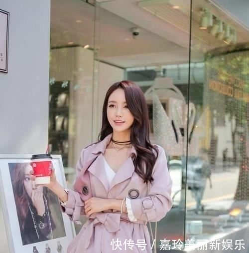  「常见」风衣搭配牛仔裤子，时尚潮流更显气场