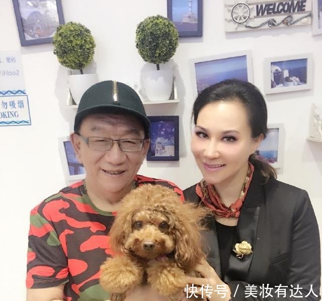 侯耀华送网红女徒弟香奈儿包包, 却曝是个假的, 尴尬了!