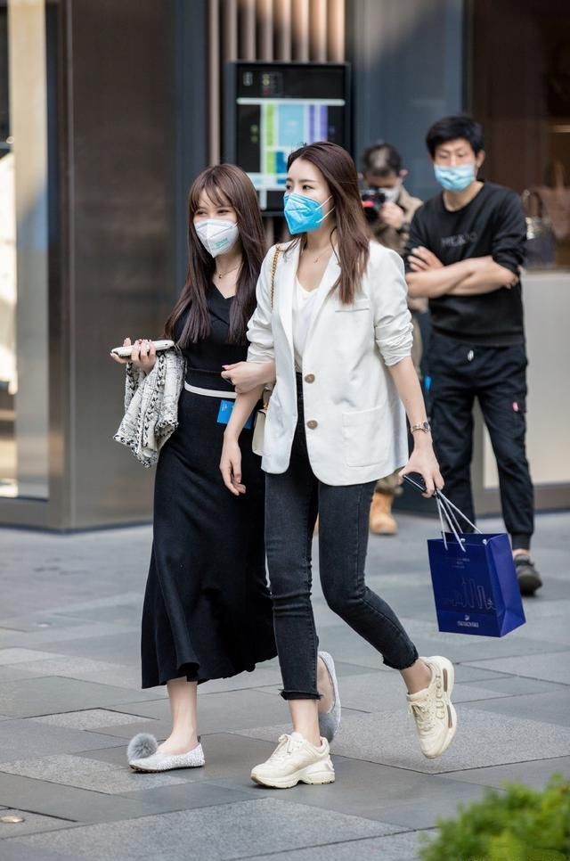  『高腰牛仔』听我的，先别放弃增高老爹鞋，看她们搭配的多时髦，你还要犹豫吗