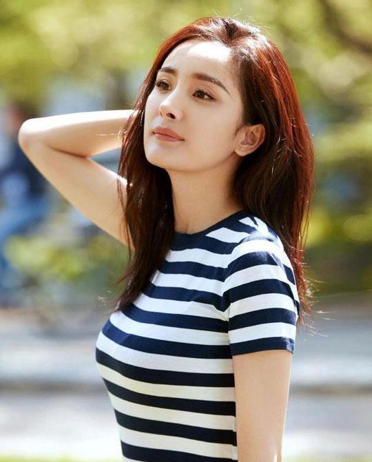 杨幂少见小蛮腰香肩秀, 网友不买账: 不好好穿衣服连头都抬不直