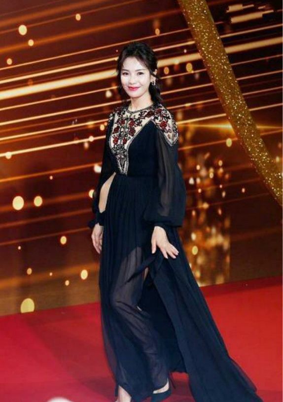 刘涛继丑闻之后，出席活动穿垃圾塑料袋出场，网友：真是丑出境界