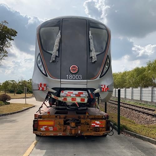  列车■18号线首列车今抵沪 车头开放式设计 车厢可无线充电