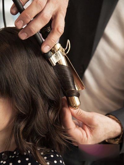 及肩中长发梳背头步骤图解轻松度过尴尬期！