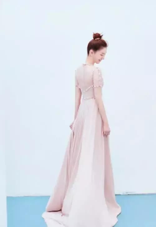 江疏影穿蓝色连衣裙美得上天,却被多重下巴抢镜!这到底有几层?