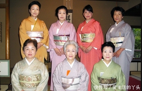 当中国大妈遇到日本大妈，一个惹人烦，一个人人夸