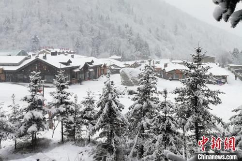 中国雪乡迎来立冬后“应季雪”