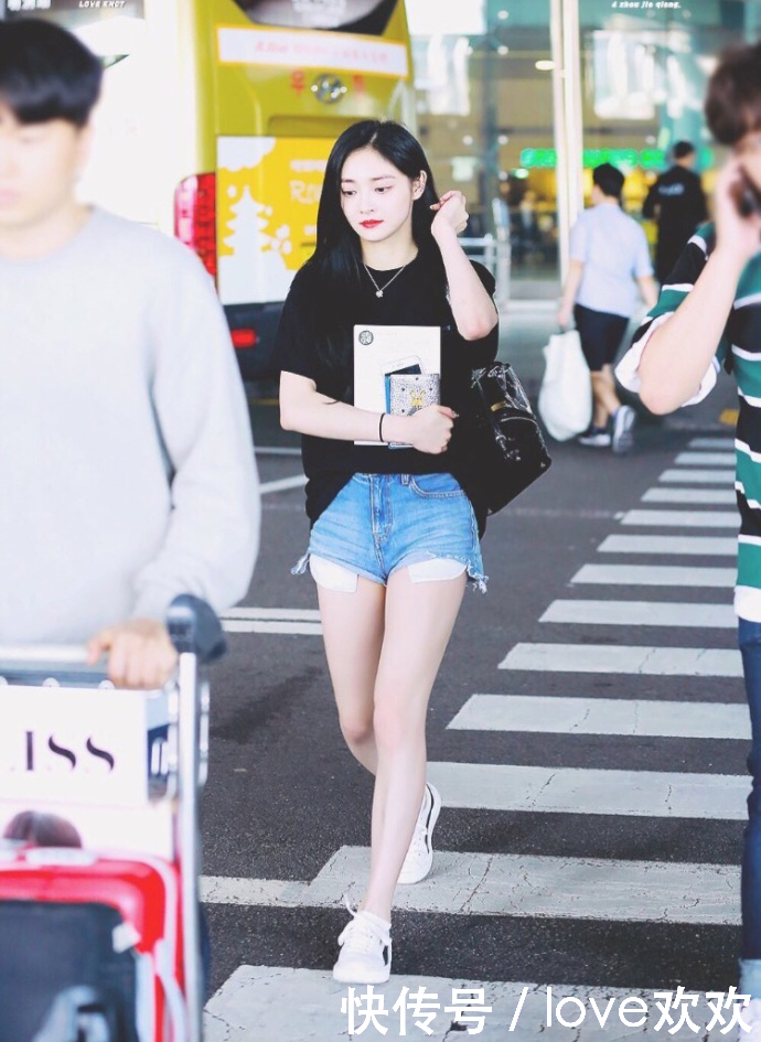 周洁琼越来越有名，机场穿搭也越来越有品，最后一件真漂亮