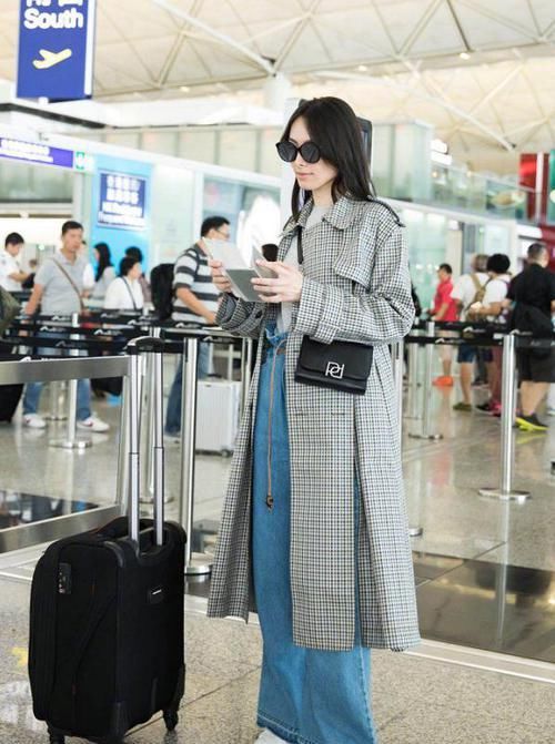  「女性」属于四十多岁女性的穿搭经，一条简单的牛仔裤，也能穿出时髦感