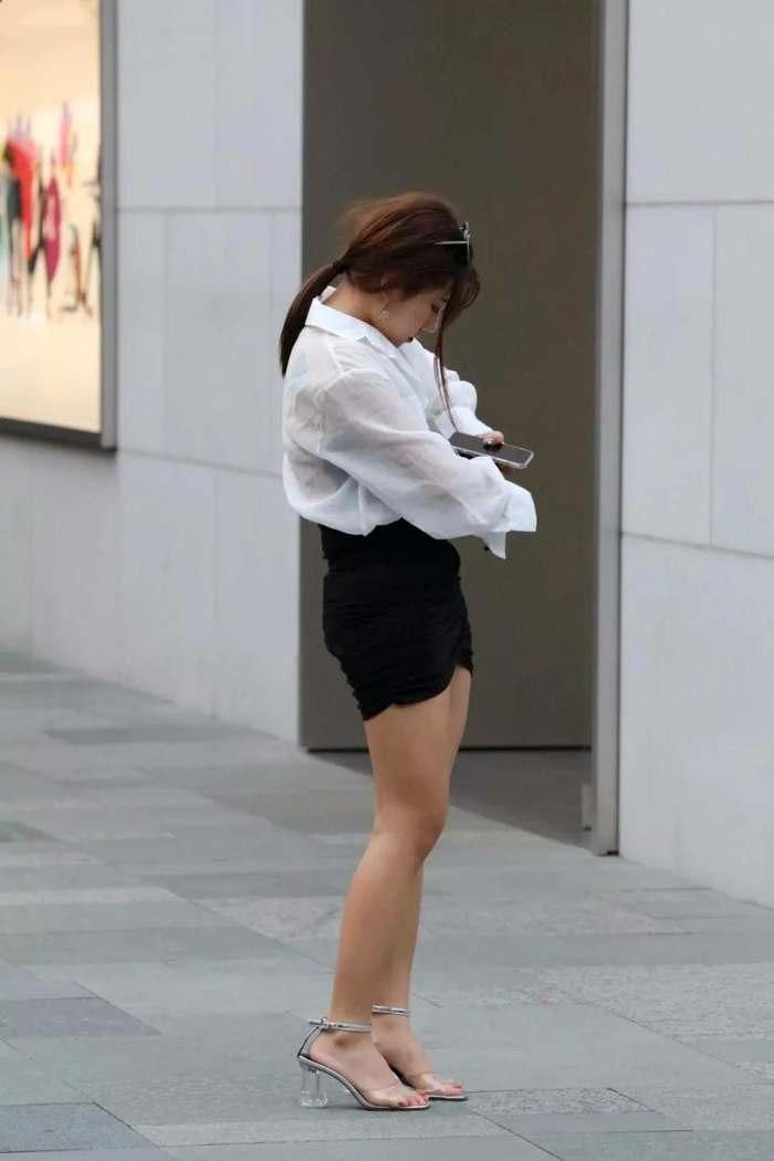 靓丽街拍: 包臀黑短裙美女, 颜值身材都很好, 就是腿太黑了!