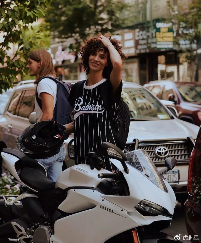 维密vs返场面试，小姐姐太养眼!网友:她的腿相当于我整个身高