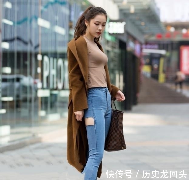 「 魅力十足」小姐姐会穿搭魅力十足,网友:应接不暇,街拍潮流风