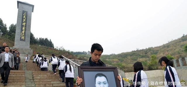 80后空军山东坠机去世,3年内未回过家,妻子几度晕倒现场！