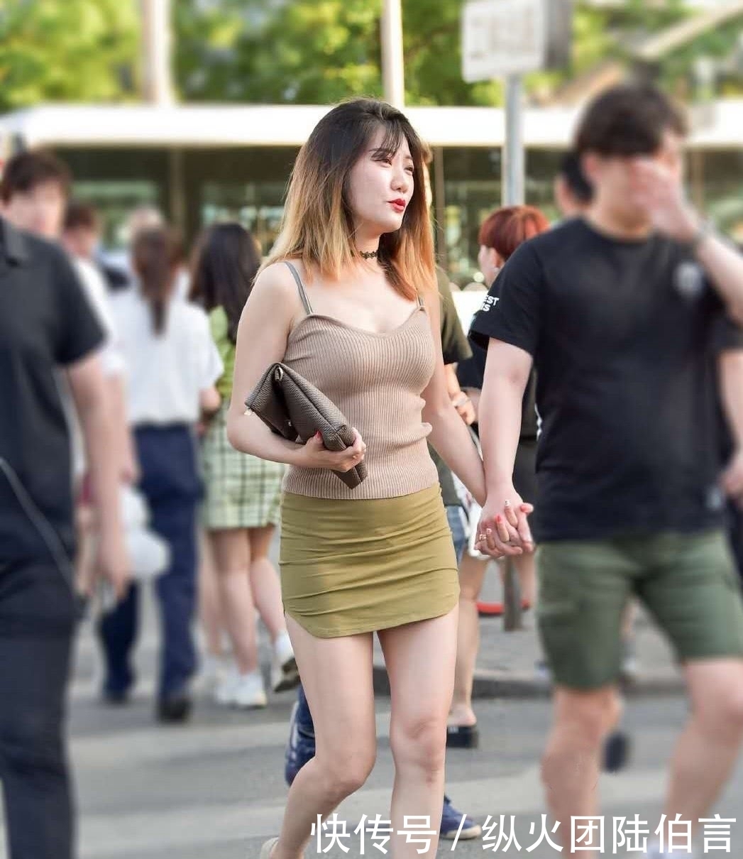 个性|路人街拍:气质独特的基础款穿搭,吊带背心+短裙,凸显温柔甜美的个性魅力