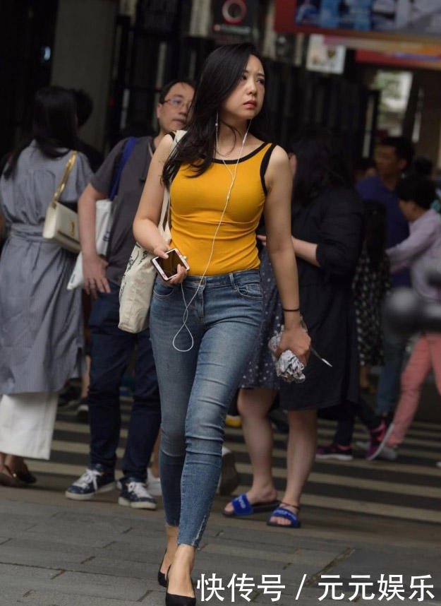 肉感小姐姐紧身衣裹出完美的曲线，女人味十足