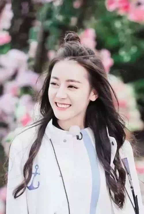  扎苹果头@“丸子头”已失宠！现在流行男女通吃的“苹果头”，减龄显脸小