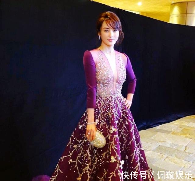 看了蒋勤勤的深V礼服，再看黄奕，才知道女人味的差距有多大！