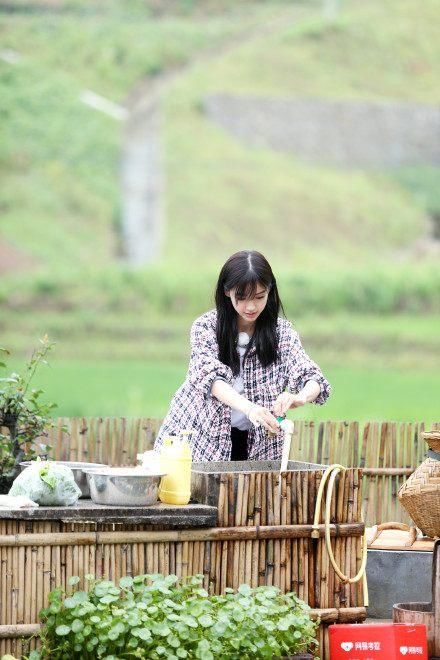 Angelababy颜值比倪妮高这么多，旗袍装却不及倪妮十分之一！