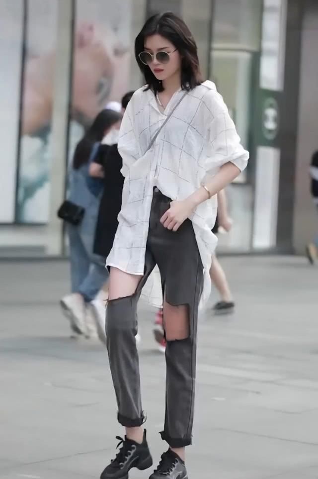  【破洞】小姐姐的破洞裤哪捡的？破洞像是用铲子刮破的，但显瘦效果绝了！