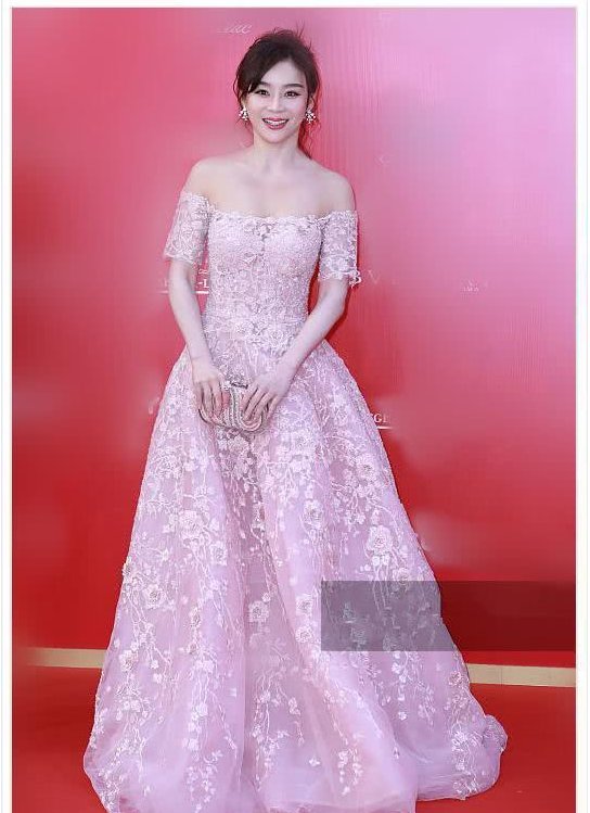 看了袁姗姗蕾丝裙，再看看周冬雨，才知道女人和女孩的差距有多大