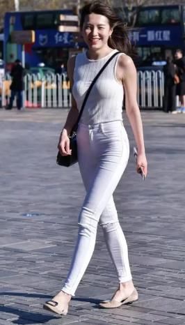 时尚：白色紧身裤，不但显得干净利落，穿起来很有女神范