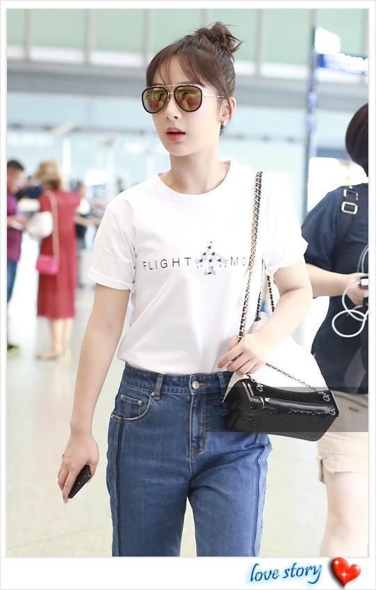 杨紫又胖了?直筒裤硬生生穿成紧身裤，网友:秦俊杰看了怎么想?