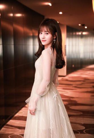 鞠婧祎可是真是敢穿!卫衣下面直接是白色腿袜,网友:会便宜谁呢