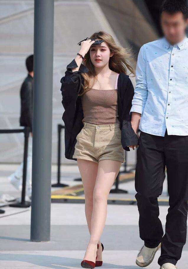 街拍:图二性感黑蕾丝网袜，假如图五邀请你吃饭你敢去吗?