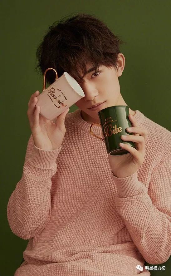 易烊千玺时尚画报优雅浪漫 杨幂演绎复古穿搭时髦爆表 许魏洲杂志