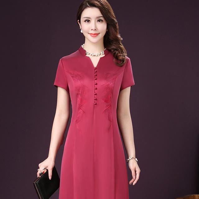 不舍得买衣服老妈总算开窍了,下血本买了件连衣裙,上身年轻十岁