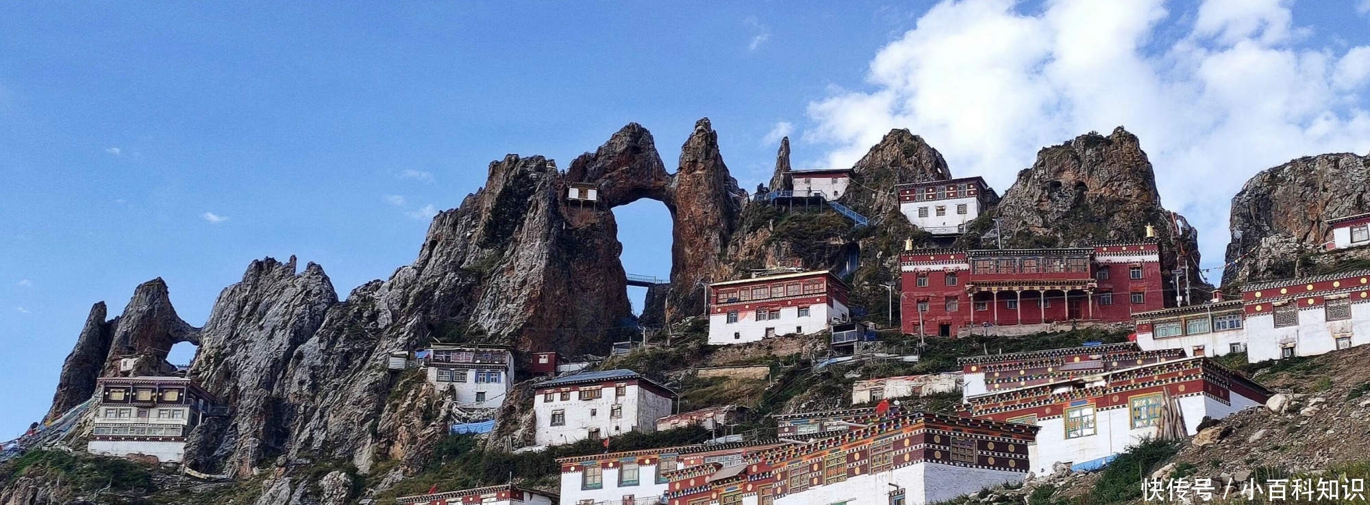 西藏昌都最惊艳的寺庙 修建在悬崖上令人叹为观止 又科幻又梦幻