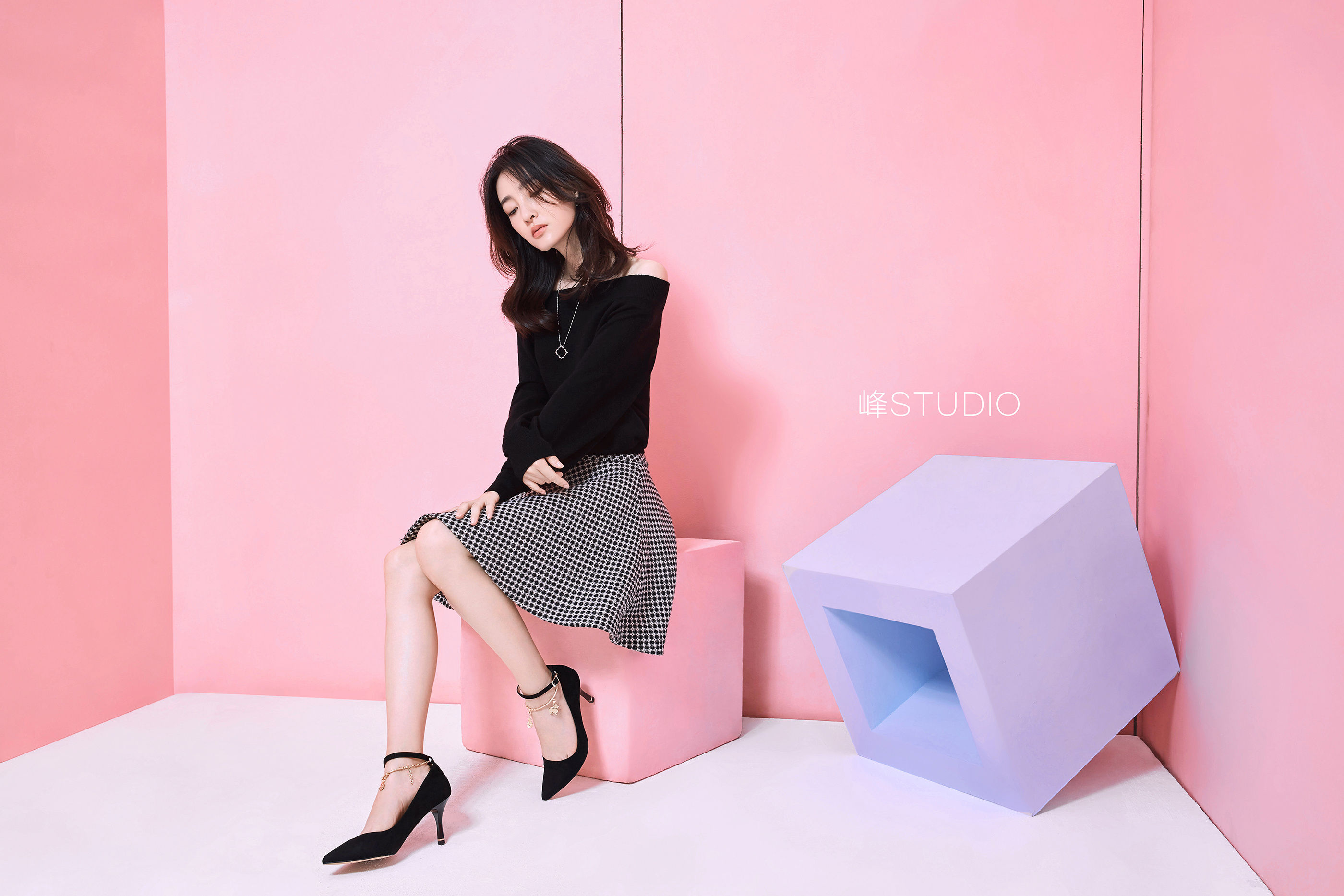 素颜女神王丽坤，魅力的迷人气质，图五的美腿很养眼!