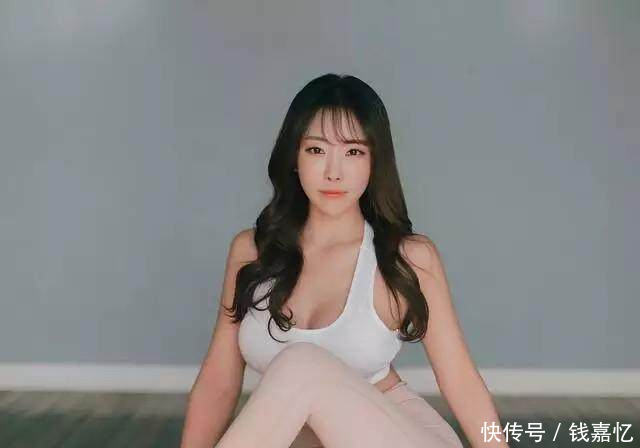 拥有完美身材的美女，穿上打底裤之后很有个人的魅力！