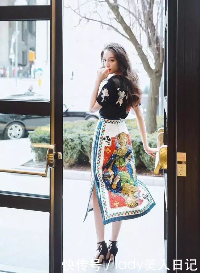 范冰冰刘涛穿长裙贵妇范，迪丽热巴穿裙子依旧少女模样，爱死了