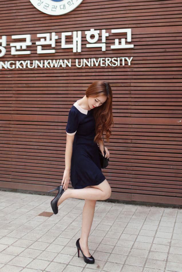 街拍路人，时尚潮流的亮丽穿搭，点燃你的夏日时尚激情