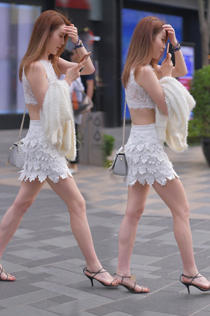 美女身穿蕾丝套装,脱下外套显得更美了,裙摆就像白纸剪的一样!