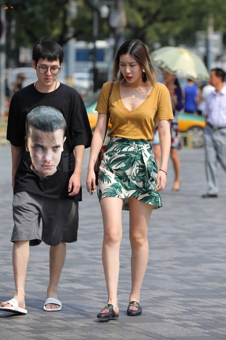 美女的身材好丰满，衣服穿搭的也不错，男友的半袖有点吓人