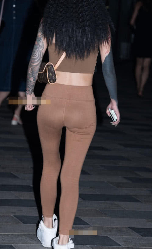 你们最爱的一字抹胸装裹出丰腴上围,霸气纹身给人超强的视觉冲击