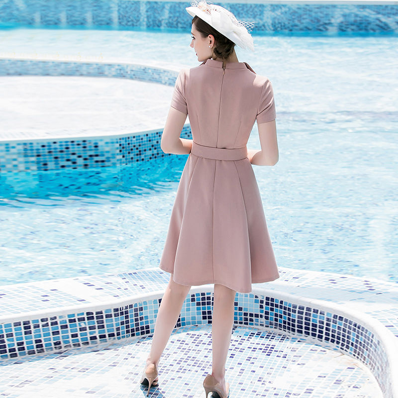 越来越多女人不穿传统连衣裙，今秋流行“名媛风”，高雅时尚美嫩