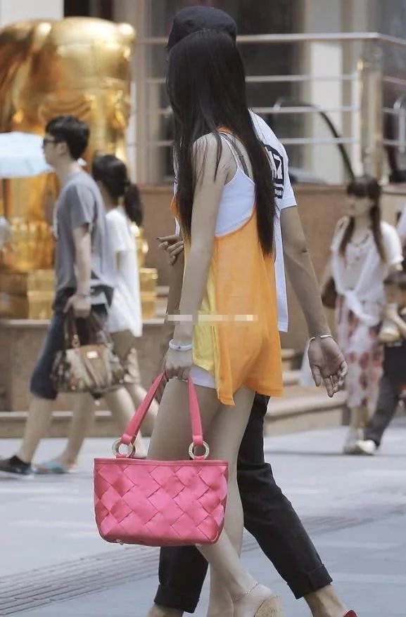 甜美小女人陪男友逛街，黄色紧身包臀裙搭配热裤俏皮可爱，讨到这