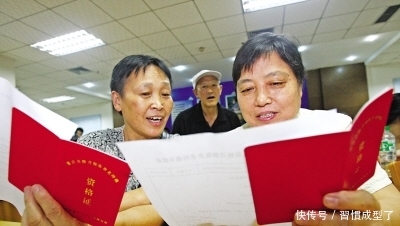 自19年起养老金会调整？企业单位的退休员工，不要眼红事业单位了