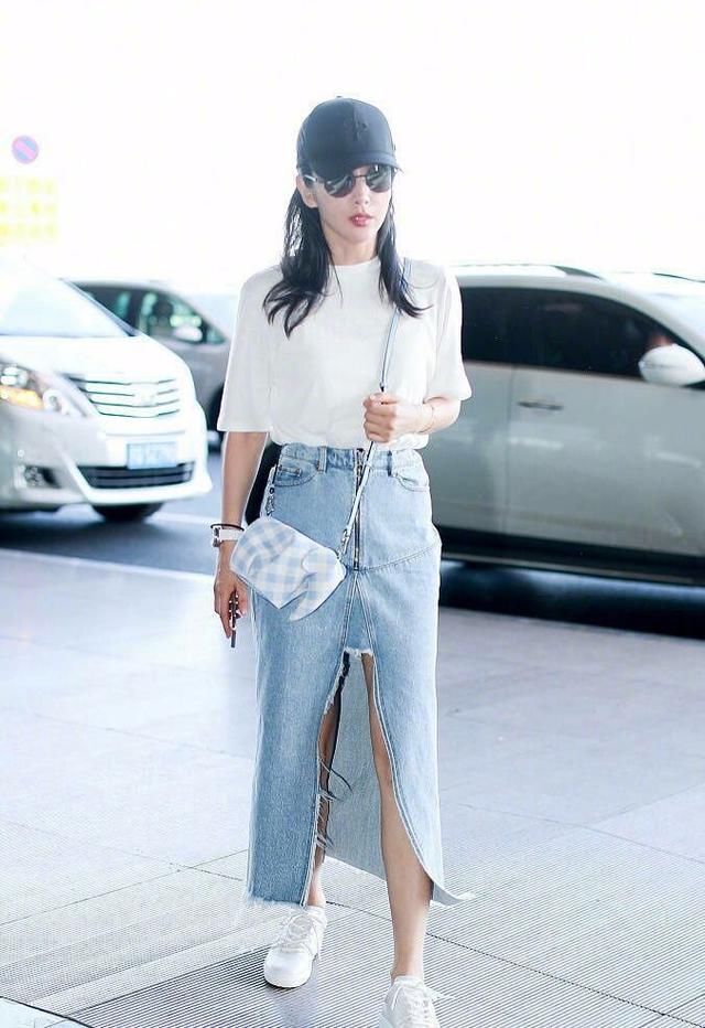 李冰冰学baby穿牛仔裙差距太大，网友：年龄大就别装嫩！