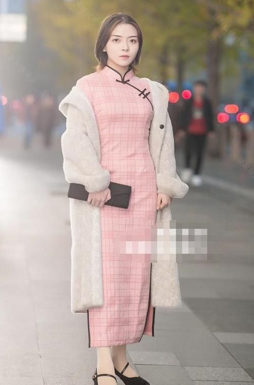  【气质】路人街拍，小姐姐身上是一款简单的淑女范白裙子，气质出众
