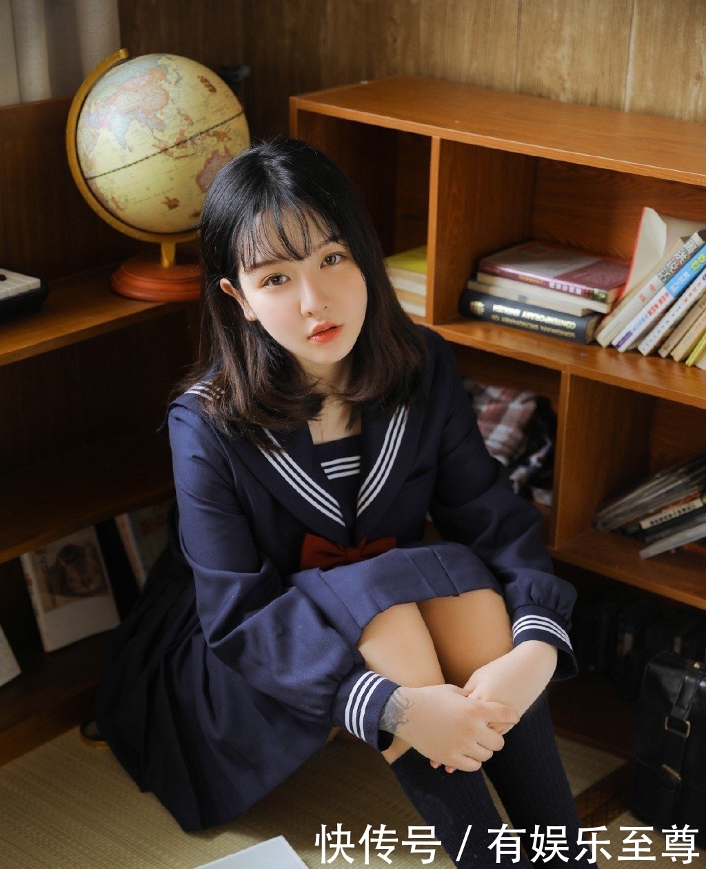 「美女」黑色校园制服清纯美女含情脉脉私房写真