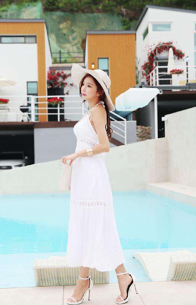 清新吊带连衣裙搭配一字扣细跟鞋，小姐姐穿出清新感，打造好身材