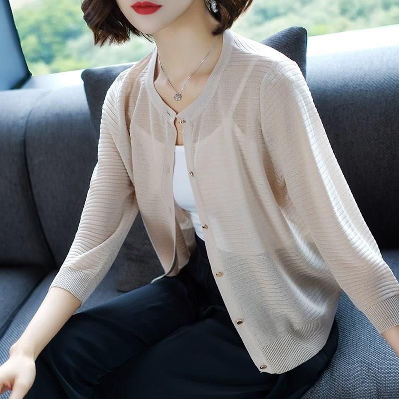 不要再穿烂大街的土风衣了，今年流行开衫+休闲裤，上身洋气炸了