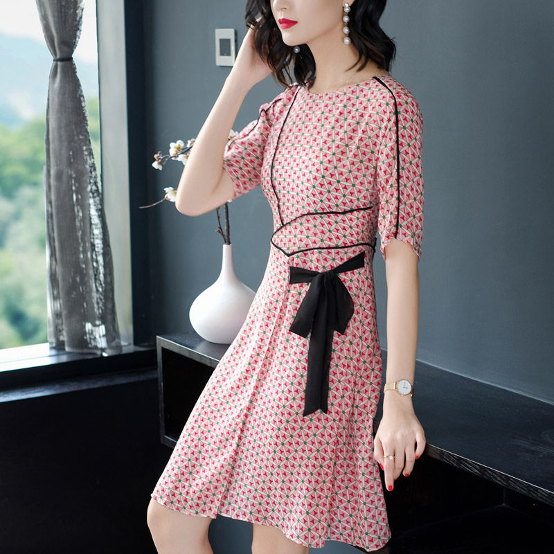 如今7080后女人，一个比一个性感有女人味，魔鬼身材风情万种