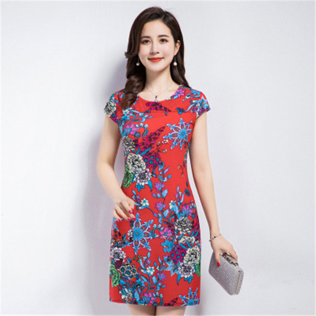 50岁的妈妈，裤子都扔了!就穿这雪纺连衣裙，洋气超显气质