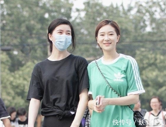  「实不相瞒」实不相瞒，左边穿半透裤子的姐姐更好看