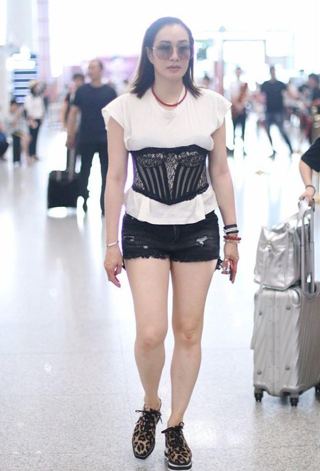 钟丽缇够了，运动裤都穿成紧身款了！网友：鞋子才是万年不变款！